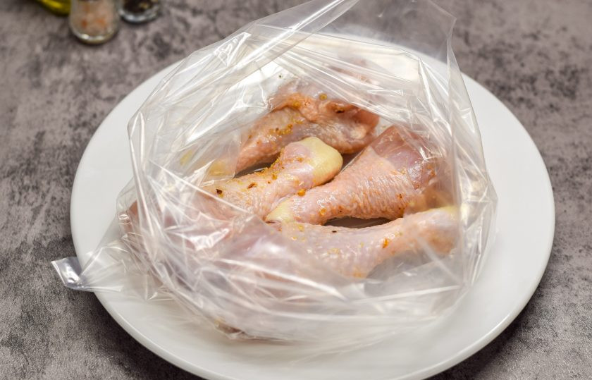 1. Этап. Куриные ножки в микроволновке в пакете: Переложите ножки в пакет для запекания.