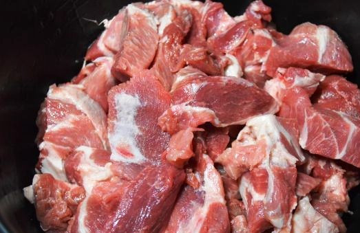 1. Этап. Тушеное мясо в мультиварке Панасоник: Мясо нарежьте кусочками и сложите в чашу мультиварки.