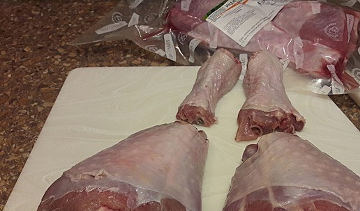 1. Этап. Голени индейки к Новогоднему столу: Голени индейки достать из упаковки. Промыть, обсушить. Отрубить мослы