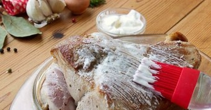 1. Этап. Свинина, запеченная со сметаной: Уложите мясо в жаропрочную посуду. Промажьте его со всех сторон сметаной.
