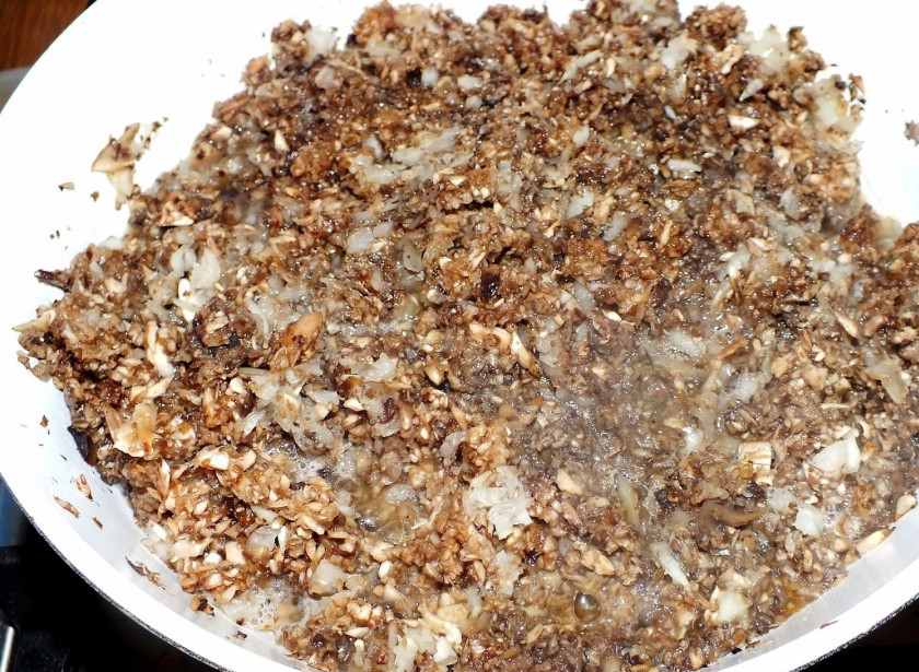 1. Этап. Тарталетки с шампиньонами: Обжарьте грибы с луком на растительном масле, пока жидкость из грибов не испарится. Добавьте соль и перец по вкусу.