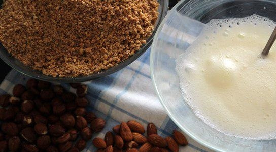 1. Этап. Туррон с фундуком: 2. Белки заранее помещаю в холодильник, затем миксером взбиваю их в пышную пену.