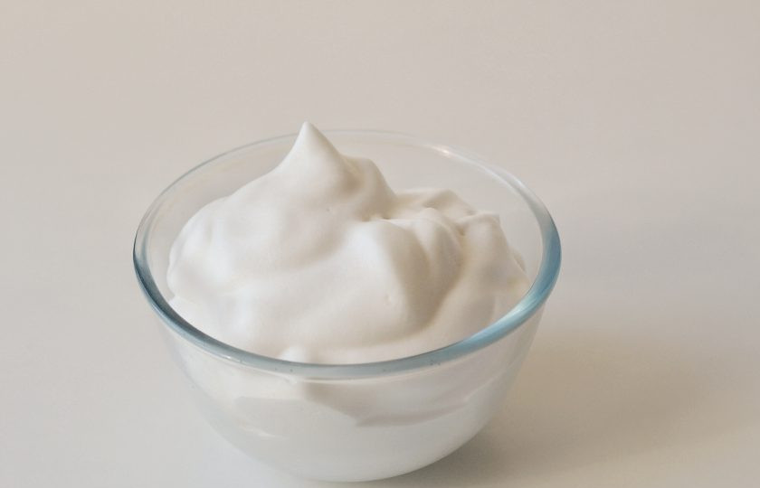 1. Этап. Бисквит на аквафабе: Взбейте бобовую жидкость миксером до мягких пиков.