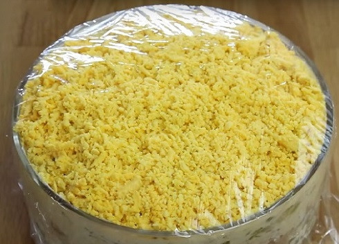 1. Этап. Салат из тунца и яиц: Укрываем салат пищевой пленкой, чтобы не заветрились желтки, и отправляем минимум на часик-полтора в холодильник.