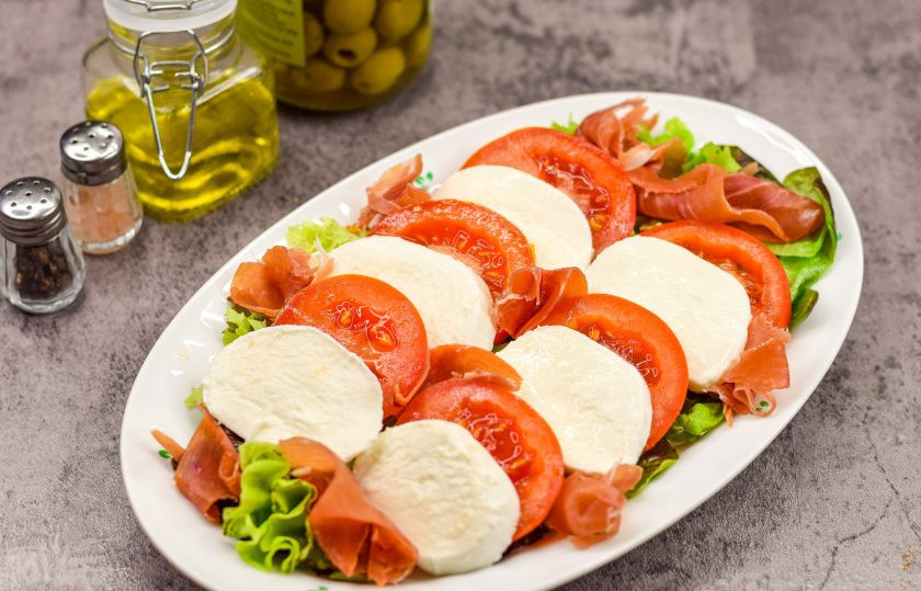 1. Этап. Закуска Итальяночка: Хамон порвите руками на небольшие кусочки и выложите по всему салату, в хаотичном порядке.