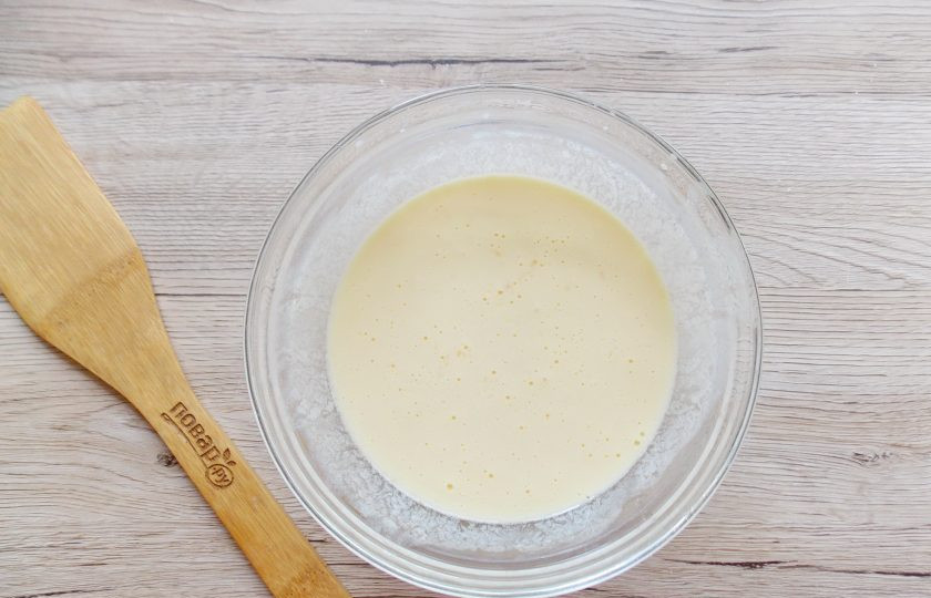 1. Этап. Яичные рулетики из крабовых палочек с сыром: Взбейте яйца со сметаной, как на омлет.