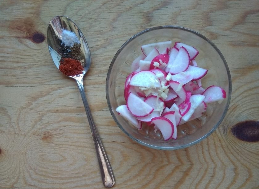 1. Этап. Редис по-корейски: 3. Затем к ней добавьте измельчённый чеснок.