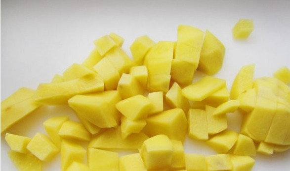 1. Этап. Борщ на свиных ребрышках: 9. Пока тушатся овощи, очистить и нарезать небольшими кубиками картофель и отправить его в кастрюлю с бульоном. Через 10 минут можно добавить зажарку и варить около 15 минут, пока овощи не станут мягкими.