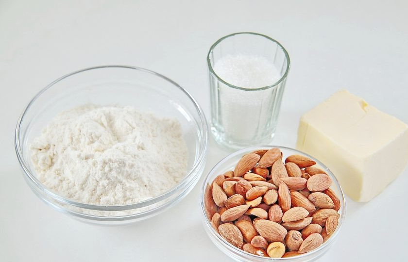 1. Этап. Миндальное печенье: 1. Подготовьте все необходимые ингредиенты. Сливочное масло заранее размягчите при комнатной температуре.