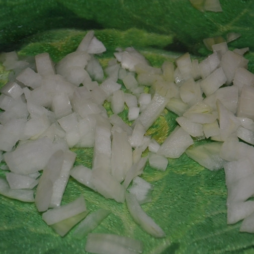 1. Этап. Баклажаны по-гречески: Мелко нарезаем лук.