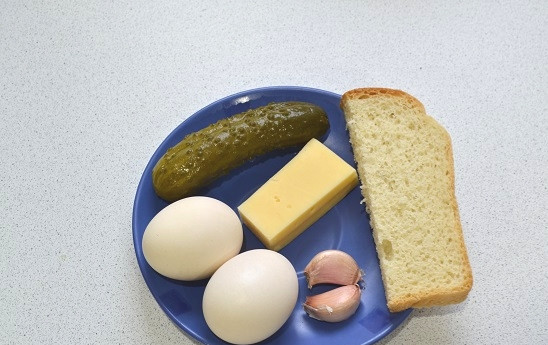 1. Этап. Салат с сыром, яйцом и соленым огурцом: 1. Первым делом отварите яйца вкрутую, затем быстро остудите под проточной холодной водой.