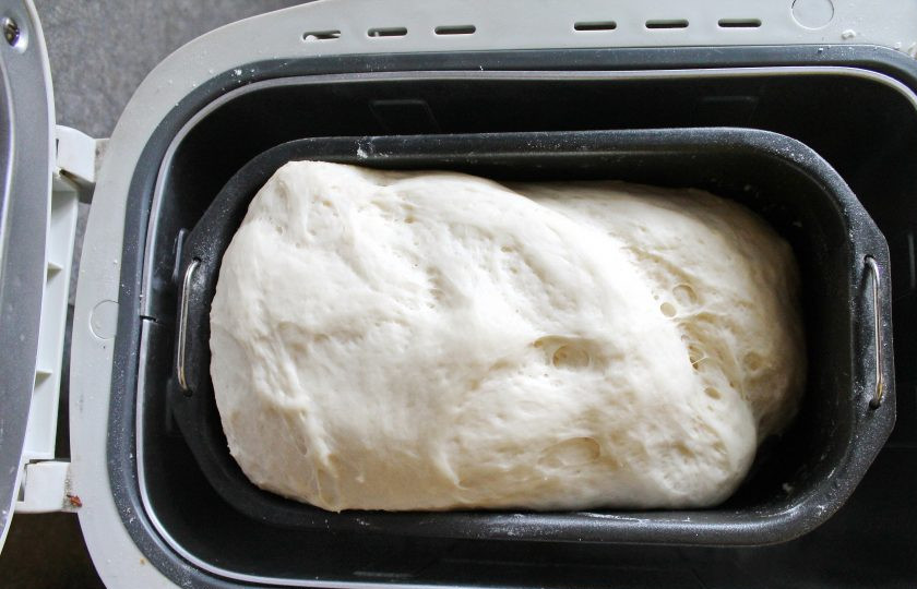 1. Этап. Рогалики в хлебопечке: Установите чашу в хлебопечку, закройте крышку и включите программу 