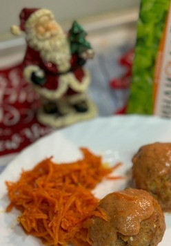 1. Этап. Гречаники с индейкой в соусе: Выкладываем порционно на тарелку и наслаждаемся полезным и вкусным блюдом. Всем приятного аппетита!