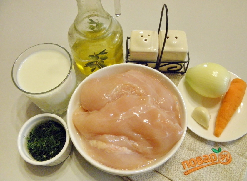 1. Этап. Куриная грудка в сливках: Подготовьте продукты. Мясо вымойте и обсушите салфеткой. Овощи очистите. Приступим.