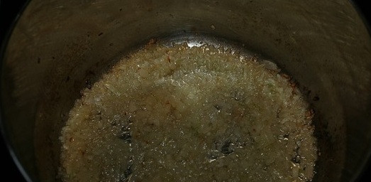 1. Этап. Томатный крем-суп со сливками: 3. Обжариваем лук на слабом огне до золотистого цвета, добавляем к нему морковь и жарим до готовности.