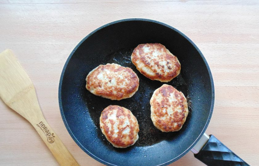 1. Этап. Котлеты по-украински: Обжарьте котлеты с обеих сторон до золотистой корочки. После налейте в сковороду немного воды, выложите все котлеты. Накройте сковороду крышкой и готовьте котлеты на пару еще минут 5.