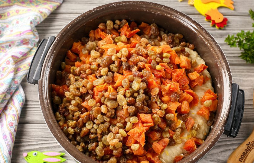 1. Этап. Пасхальный кулич на живых дрожжах: Сухофрукты добавьте в тесто, курагу разрежьте на части.