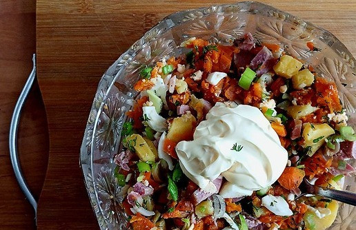 1. Этап. Оливье по-новому: Нарезаем мясо голени индейки, яйцо, зелень. Отправляем в салатник и заправляем майонезом. Не солим. Накрываем салатник крышкой и отправляем в холодильник до подачи. Огурцы и горошек будем добавлять перед подачей на стол, так же и солить салат.