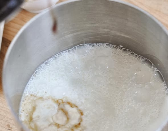 1. Этап. Крем-брюле: Разогрейте духовку до 160 градусов, вскипятите литр воды. В кастрюльке смешайте сливки и ванильный экстракт, нагрейте сливки примерно до 70 градусов. Не доводите до кипения!