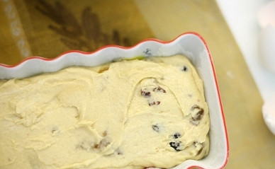 1. Этап. Кекс с мандаринами: Форму для кекса смазываем маслом и присыпаем мукой. Выкладываем часть теста, затем дольки мандарина, опять тесто, мандарины, тесто.