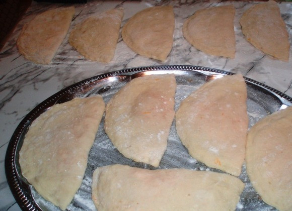 1. Этап. Плацинды с тыквой: 5. Выкладываем на большой разнос и начинаем жарить, когда все плацинды заготовлены.