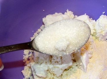 1. Этап. Запеканка из творога без манки: Теперь добавим сахар. Если вы любите сладкую запеканку, добавьте 3 ложки сахара.