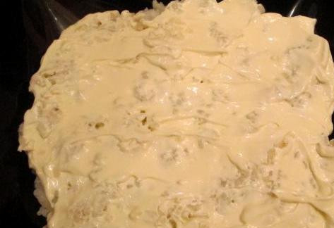 1. Этап. Салат с рисом и горбушей: Поскольку салат у нас слоеный, то все ингредиенты мы будем выкладывать по очереди и каждый слой смазывать майонезом. Итак, отвариваем рис до полной готовности в слегка подсоленной воде и выкладываем его в салатницу, смазываем майонезом.