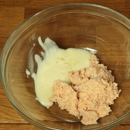 1. Этап. Мусс из лосося: В мисочке смешайте отварной лосось и майонез. Хорошенько перемешайте.