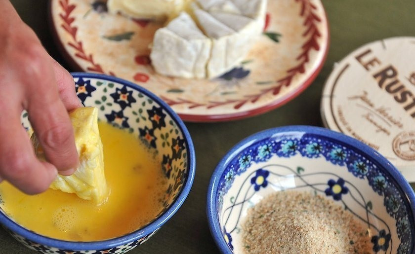 1. Этап. Жареный сыр Камамбер: Обмокните кусок сыра во взбитом яйце. Сыр должен быть хорошо покрыт яйцом со всех сторон.