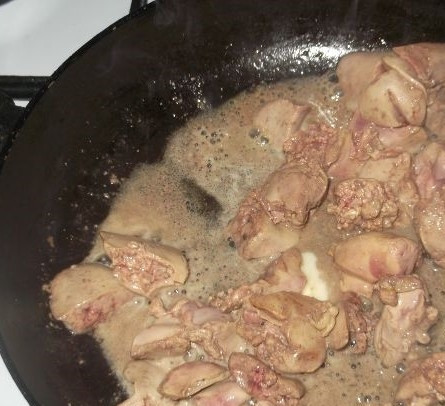 1. Этап. Домашний паштет из куриной печени: 2. Слейте молоко, нарежьте печенку небольшими кусочками. Разогрейте сковороду, положите на нее сливочное и налейте растительное масло. Обжарьте печень на среднем огне до готовности. Время приготовления — до 10 минут. Выньте печень из сковороды.