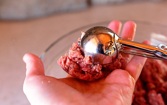 1. Этап. Английские фрикадельки: Хорошо вымесить фарш и сформовать фрикадельки.