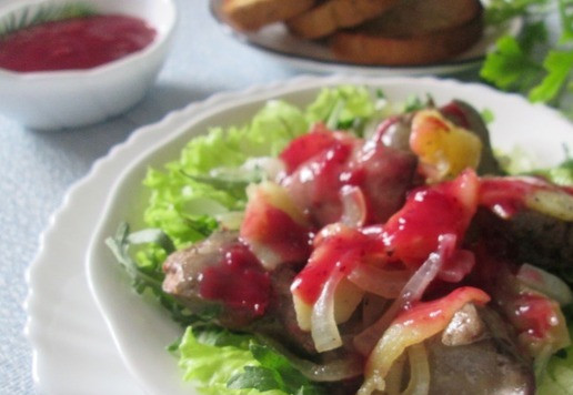 1. Этап. Салат с куриной печенью под брусничным соусом: Листья салата промыть и обсушить. На порционные тарелки поместить листья салата, сверху – печень с яблоками. Полить сверху брусничным соусом. Тёплый салат готов!