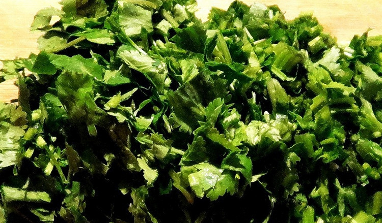 1. Этап. Грибы шиитаке по-корейски: Мелко нарезаем кинзу.