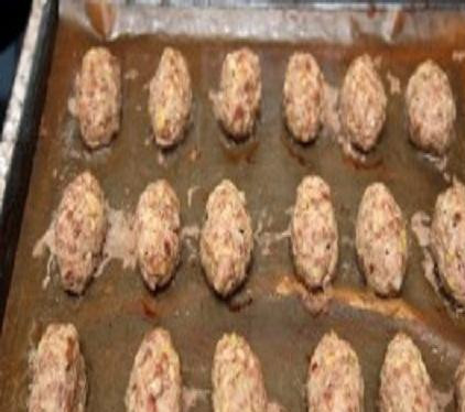 1. Этап. Котлеты в тесте: 2. Духовку разогреть до 220 г. выпекать котлеты 15-20 минут. Приготовить опару. Для этого дрожжи развести в небольшом количестве молока и добавить 3 ст.ложки муки. Отложить на 15 минут. Молоко немного подогреть. Муку просеять. Все смешать и замесить тесто. Накрыть тесто и оставить для подхода примерно на 1 час. Хорошо обмять тесто и раскатать. Нарезать полоски шириной в 3-4 см, длиной около 20 см.