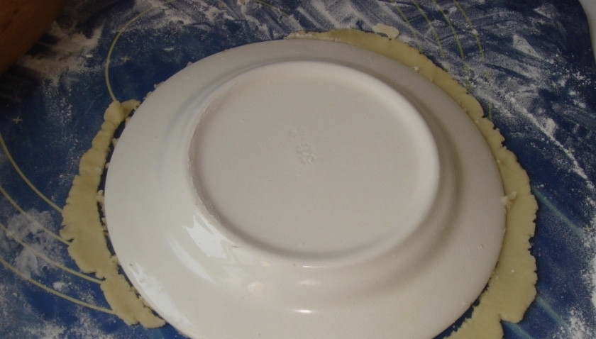 1. Этап. Торт низкокалорийный: Все куски теста раскатайте при помощи скалки или бутылки максимально тонко, как только сможете. Затем при помощи специальной формочки или же обычной тарелки вырежьте ровные круги. Остатки теста не выбрасывайте, они еще пригодятся.