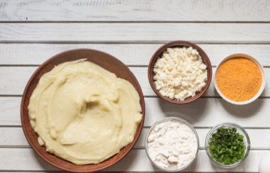 1. Этап. Картофельные фрикадельки: Подготовим все продукты. Картофельное пюре лучше брать вчерашнее, но если такого нет, то приготовьте и хорошо охладите. Зеленый лук и укроп нарезаем мелко.