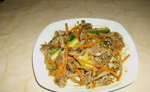 1. Этап. Хе из куриных желудков по-корейски: Морковь помойте, почистите и нарежьте соломкой (так же, как и огурец). Добавьте к остальным продуктам, ещё раз перемешайте. Приятного аппетита!