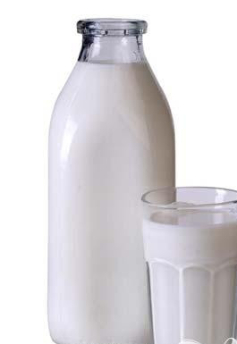 1. Этап. Бананово-клубничный коктейль: 3. В смесь вливаем молоко и снова взбиваем.