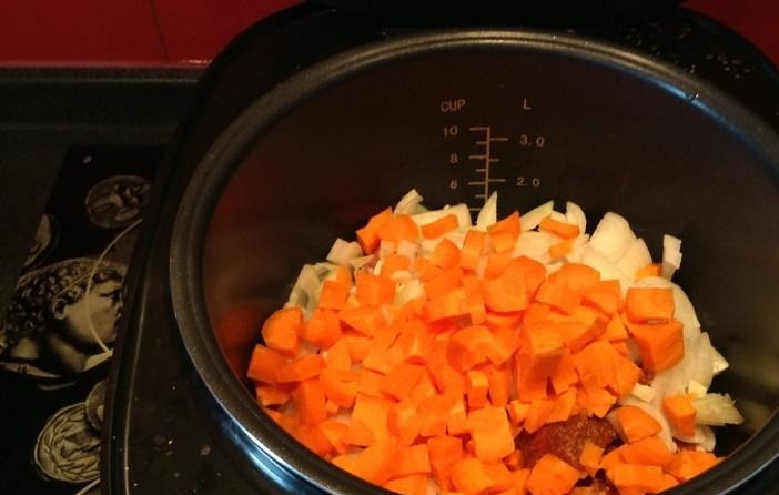 1. Этап. Телячьи ребрышки в мультиварке: 5. Морковь выложить сверху лука. Включить мультиварку на режим 
