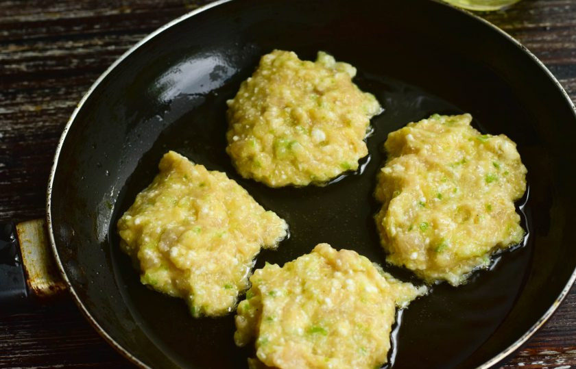 1. Этап. Куриные котлеты с кабачком и творогом: В сковороде разогрейте растительное масло, выложите котлеты из подготовленного фарша.