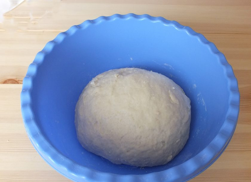 1. Этап. Милашино тесто: Тесто должно собраться в ком, не липнущий к рукам. Поэтому муки может потребоваться или больше или меньше.