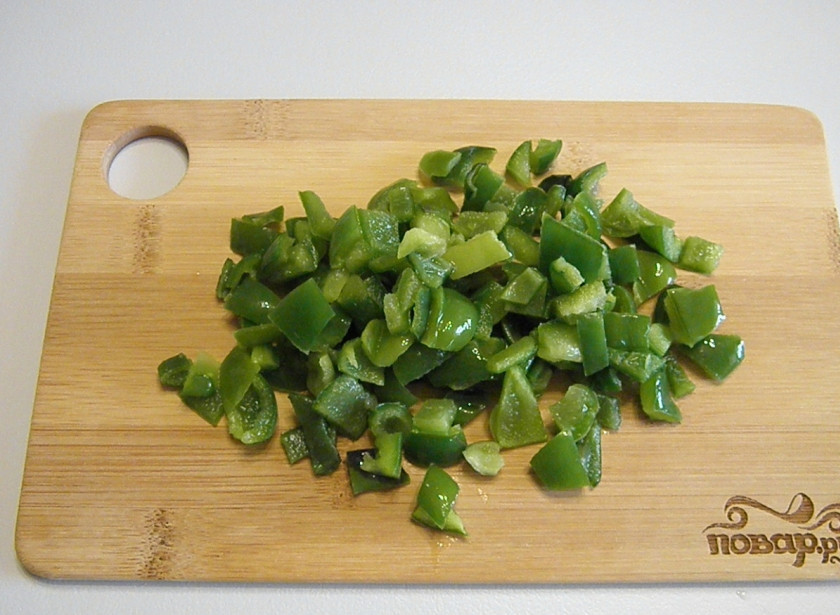 1. Этап. Икра из баклажанов кусочками: Сладкий перец вымойте, обсушите, удалите семена и хвостик. Порежьте не большими кусочками, кубиками.