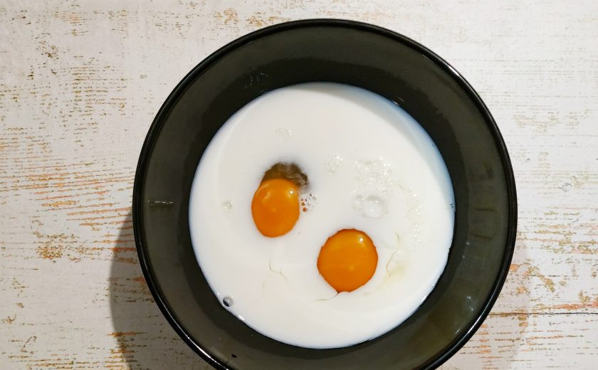 1. Этап. Ашлянфу: Пока готовится лапша, приготовьте омлет. Смешайте яйца с молоком и солью, хорошенько взболтайте.