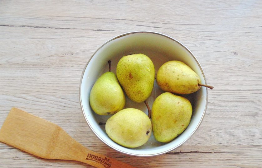 1. Этап. Пюре из груши в мультиварке на зиму: Груши хорошо вымойте.