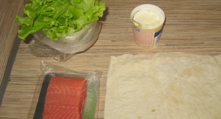 1. Этап. Лаваш с красной рыбой и плавленым сыром: 1. Вот все наши ингредиенты. Расстилаем лаваши, щедро смазываем их плавленым сыром.