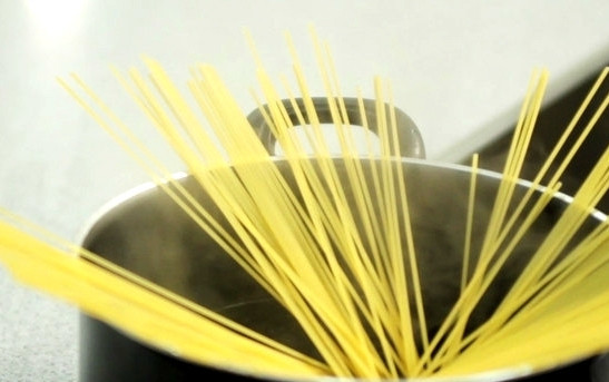 1. Этап. Соус Карбонара со сливками: Начнем мы приготовление пасты с того, что поставим кастрюлю с водой на плиту. Вскипятим воду. Забросим спагетти в подсоленную (по желанию) воду. Сварим по инструкции на упаковке. Спагетти должны быть не слишком жесткими, но и не мягкими. Нечто среднее. Они дойдут уже после варки.