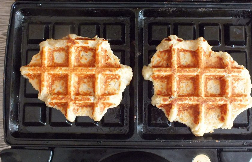 1. Этап. Овсяные вафли с яблоком: По истечении времени, снимите вафли с панелей. Перед тем как выложить следующую порцию теста, обильно смажьте растительным маслом.