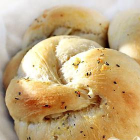 1. Этап. Чесночные булочки: Подавайте тёплыми. Приятного аппетита.