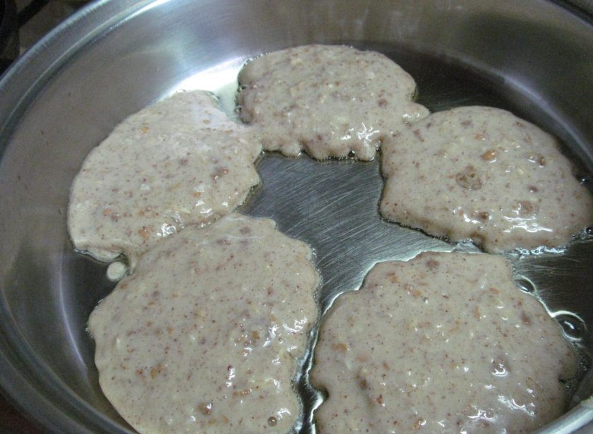 1. Этап. Ореховые оладьи с малиновым соусом: Жарим оладьи на хорошо разогретой сковороде с растительным или сливочным маслом с двух сторон до готовности.