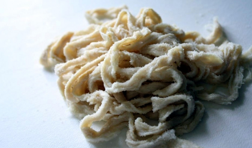 1. Этап. Домашняя колбаса из индейки в кишке: Готовые магазинные кишки отмерьте, отрежьте два метра, можно чуть больше.